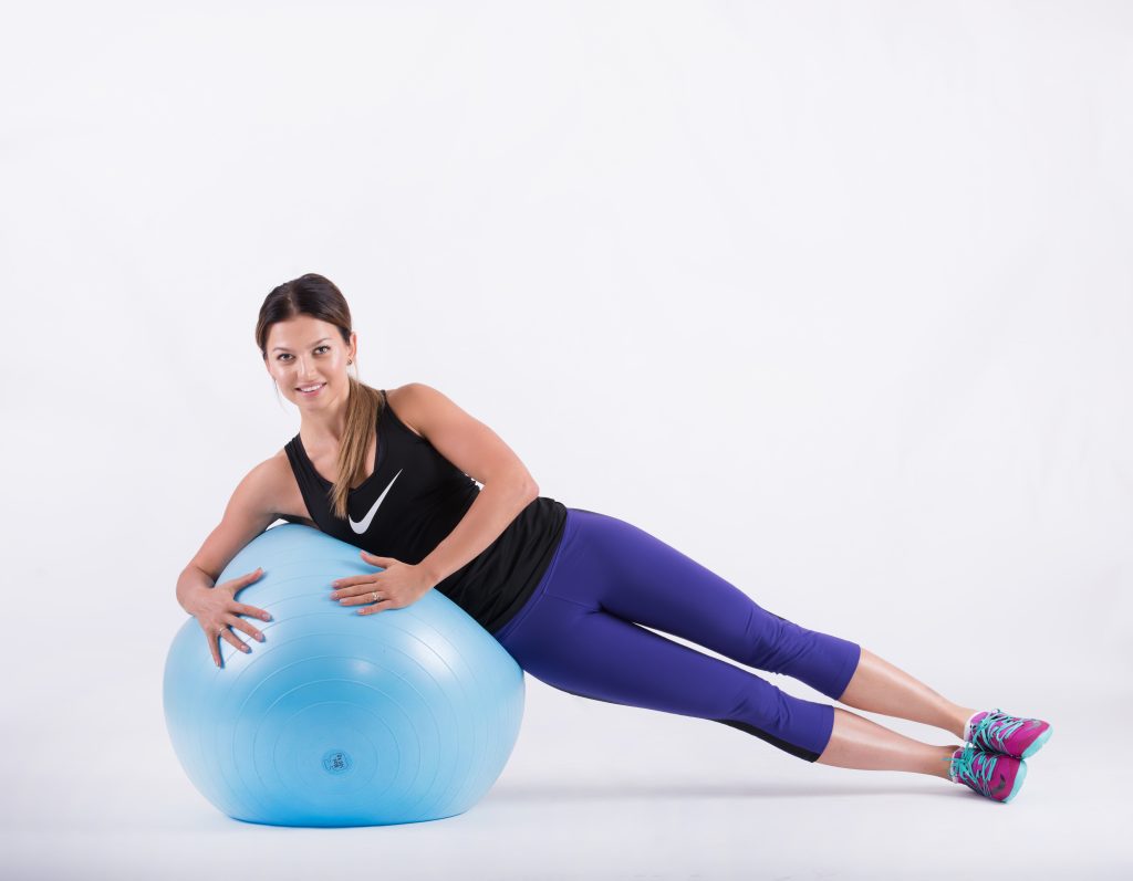 Side position leaning against the ball with the legs extended